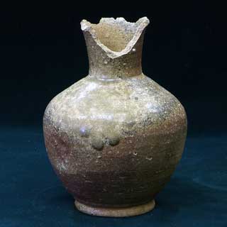 灰釉小型壺（8世紀後半～9世紀初頭）の写真