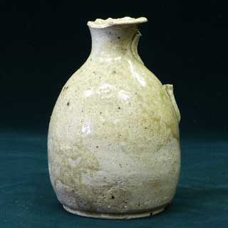 灰釉手付小瓶（9世紀）の写真