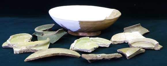 猿投・近江・京などで焼かれた緑釉陶器椀・皿類（9世紀）の写真