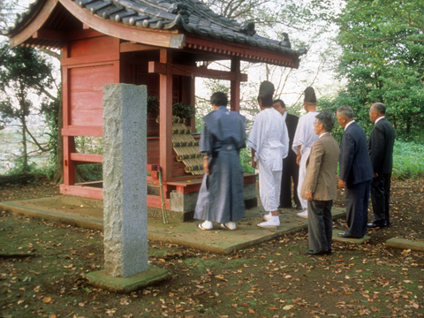 阿須波神社にて複数人が柳楯神事を行う風景の写真