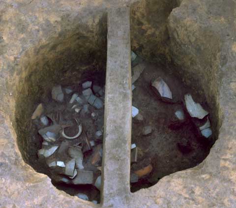 多量の須恵器・灰釉陶器の破片が発見された径180センチメートル×深さ118センチメートルの873廃棄土坑の写真
