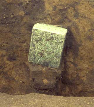 竪穴建物から出土し、まだ土に埋まった状態の温石の拡大写真