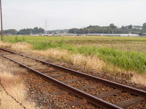 蟻木城（画面左奥の台地）と小野山城（画面奥、右半分の台地）遠景（南側より）小湊鉄道の線路はの写真