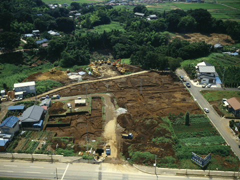 弥生時代の集落遺跡の長平台遺跡の上空写真