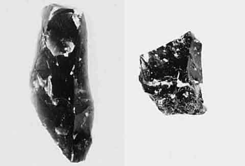 百目木遺跡で発見されたナイフ型石器が2つ並んだ白黒写真