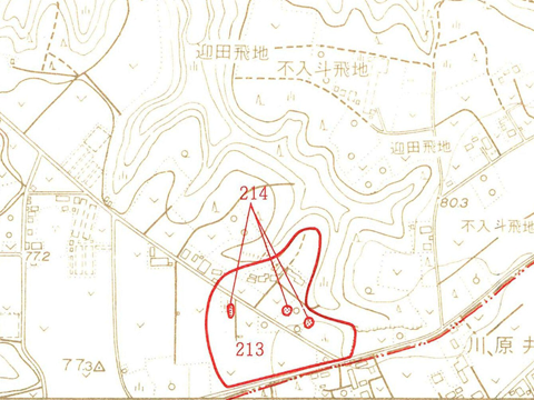 測量図において深城貝塚の場所と瀬戸崎遺跡の場所が赤字で図示されている画像
