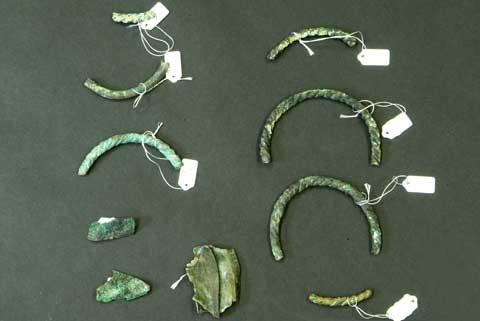 奈良時代か平安時代のタグがつけられた詳細不明の10点ほどの銅製品が並べられた写真