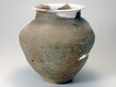 全体が茶色で壺口などに白い部分がある丸みを帯びた陶器