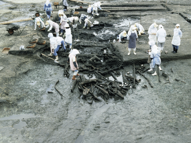 五所四反田遺跡を大人数で発掘している様子の写真