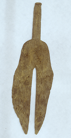 上部に軸部、下部に二股に分かれた刃部がある木製の鍬の写真