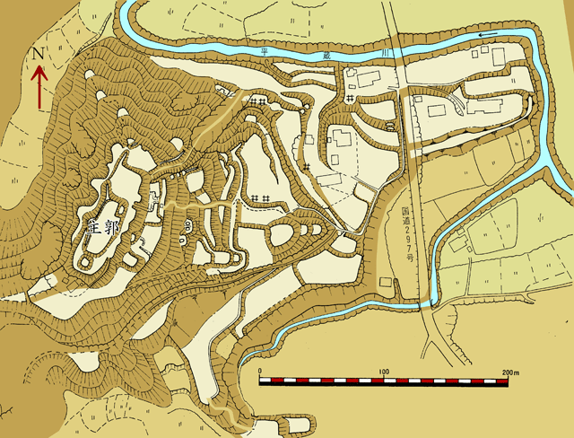 主郭や国道297号と書かれ、平蔵川や北の方位と0から200メートルの縮尺が描かれた平蔵城のイラスト地図