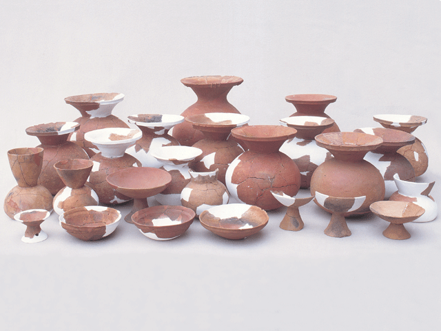 辺田1号墳の墳丘上から出土した鉢形土器や、もともと底に孔を切り抜いている埴輪のような壺形土器の写真
