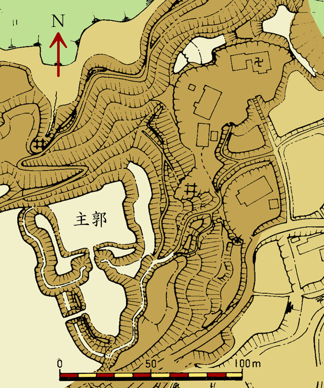主郭と書かれ、北の方位と0から100メートルの縮尺が描かれた、犬成城跡のイラスト地図