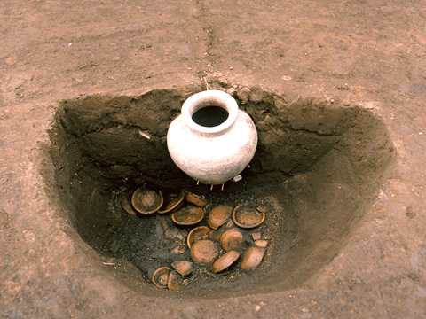 塚基底部の土坑から出土したカワラケと壺の写真