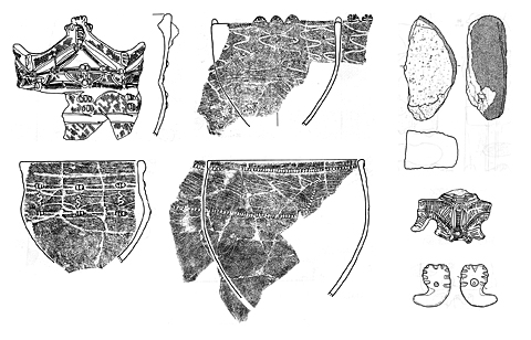 出土した主な遺物で左4点が竪穴住居跡出土の土器、右上がクジラ化石骨、 右中が土偶 、右下がヒスイ製勾玉の図