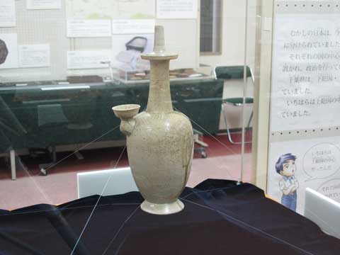 日本の至宝である灰釉花文浄瓶の写真