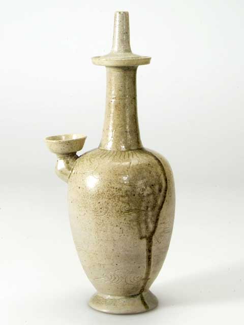 日本の至宝である灰釉花文浄瓶の全身写真