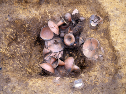 竪穴住居跡内の穴から出土した土器の写真