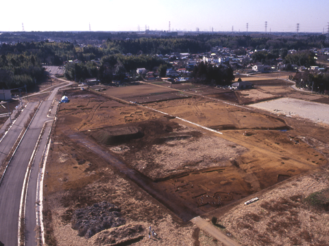 発掘調査中の潤井戸遺跡群鎌之助地区の現在の市津消防署あたり、北から茂原街道方向を望む写真