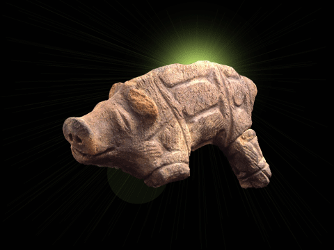 体に様々な模様が彫られており、左前足が欠けている赤茶色の猪型の土製品の写真