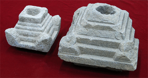 灰色の石で作られた、四角く6層に重なっている塔のようなものが大小2つ並んでいる写真（右が大きく、左が小さい）