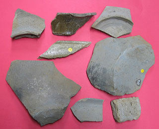 灰色の複数の陶器の破片の写真