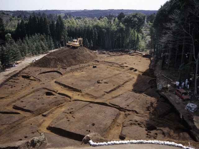 片又木遺跡の方形周溝墓群が発掘されている様子の写真