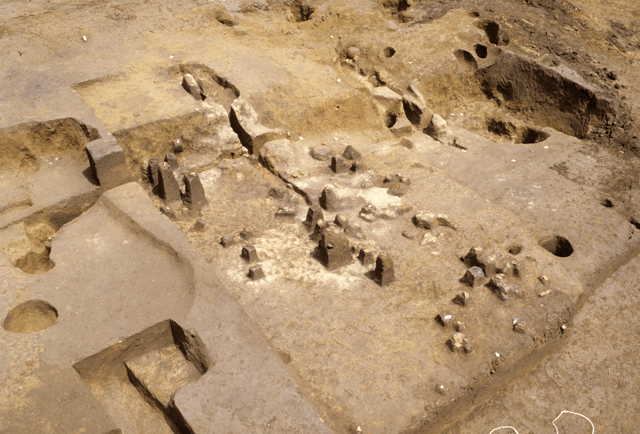第3次調査で発見された斜面地の小鍛冶工房と思われる竪穴建物跡の写真