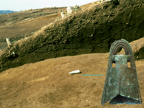川焼台遺跡にて発掘された鐘のような形をした青銅色の小銅鐸の発掘場所の画像の上に右側に小銅鐸のアップの画像が重なっている写真