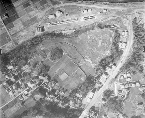 白黒の1973年頃の菊間手永貝塚遺跡調査終了前の垂直空中写真