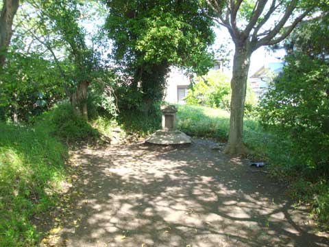 君塚天神山古墳の墳頂上の石祠の写真