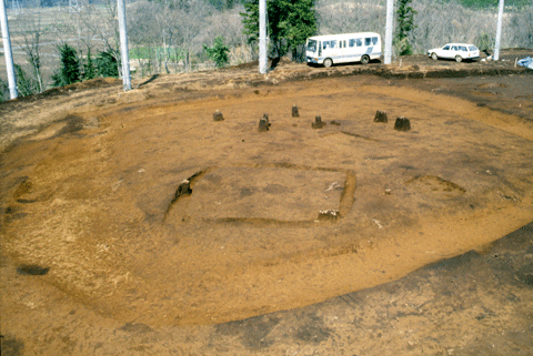 古墳時代中期方墳の主体部と鉄鉾出土状況の写真