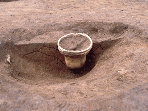 炉に埋まっていた深鉢形土器が発掘された写真