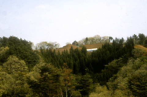 三山塚の遠景の写真