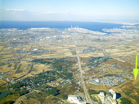 東京湾と、あたり一面に広がる田んぼや畑を上空から見た写真
