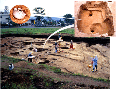 方形竪穴遺構群の1基の床下から古瀬戸水滴が発見された写真
