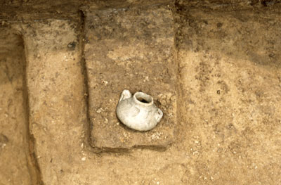 古瀬戸水滴を中心に出土状況を撮影した方形竪穴遺構の写真