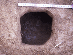 直径20センチメートル程度の穴が空いている、柱の痕跡を掘った状態の写真