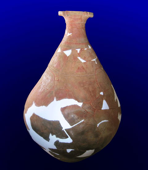 青い背景に、下部が丸く上にいくにつれて狭くなっている茶色の壺形の土器の写真