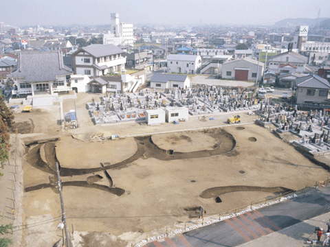 妙経寺境内にある古墳群の上空写真