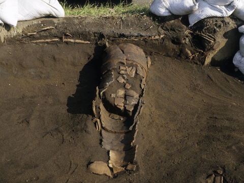 妙経寺境内にある古墳群から出土された円筒埴輪の棺の写真