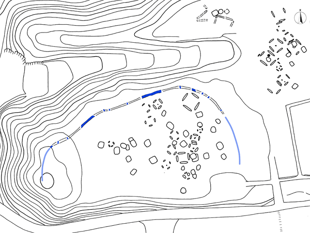 青色の部分が環濠でその環濠の内外に竪穴住居跡と方形周溝墓があることが示されている南総中学遺跡の地図