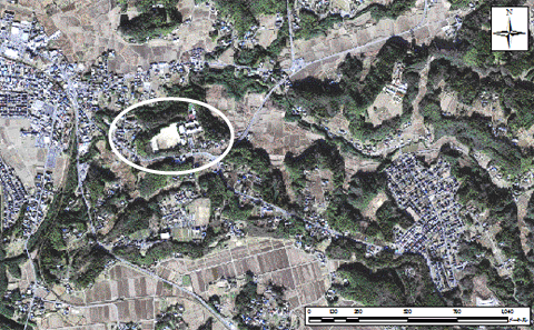 白丸で囲われているのが南総中学校、南総中学遺跡周辺を写した航空写真
