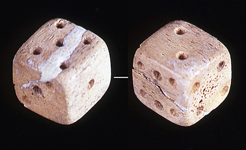 サイコロの目の部分は穴があいており左は5、右は2を示している白い骨で作られた2つのサイコロの写真