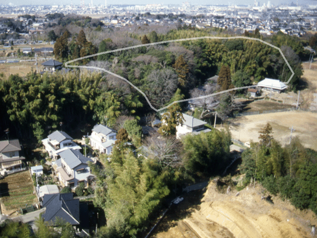 上空から見た能満城跡を白い線で囲っている写真