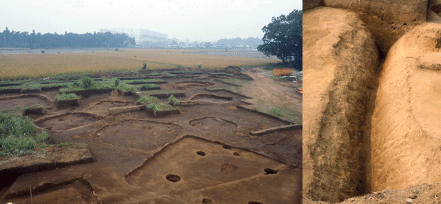 田園に囲まれた場所に四角のような形で掘られた跡がたくさん残る集落跡、V字型に地面が掘られた溝の写真