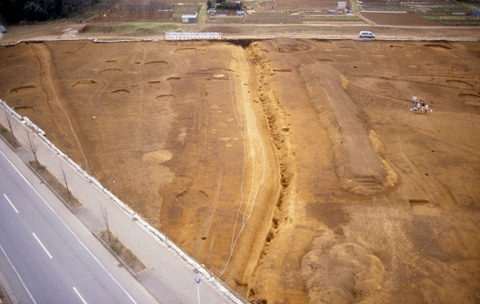 左には表通遺跡調査区、中央には深い部分が幅6mの南下する古代道、 左側に幅4mの東へ分岐する古代道路を写した写真。