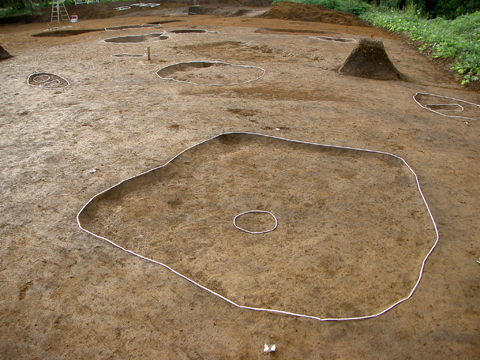 竪穴建物の後とみられる遺構を斜め上から広く撮影した写真