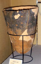 山田橋大山台遺跡31号炉穴出土の子母口式土器が黒い枠にはめて飾られている