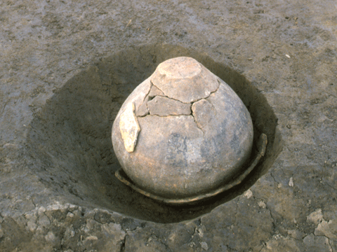 彫った土の中にしずく型の壺のようなものが置いてある写真